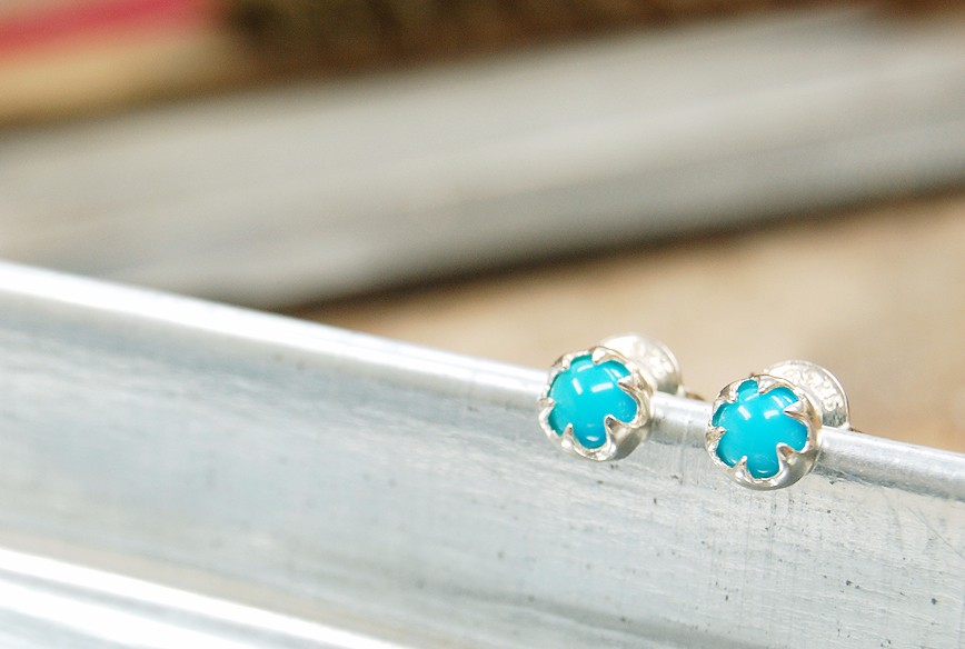 クラウンベゼル一粒ピアス ターコイズ
