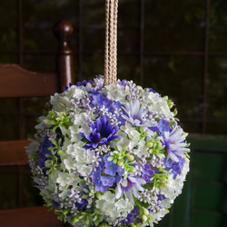 ウェディングブーケ｜アートフラワー（造花）和装ボールブーケ 　ホワイト×ブルー　デージー ビバーナム スターフラワー 1枚目の画像