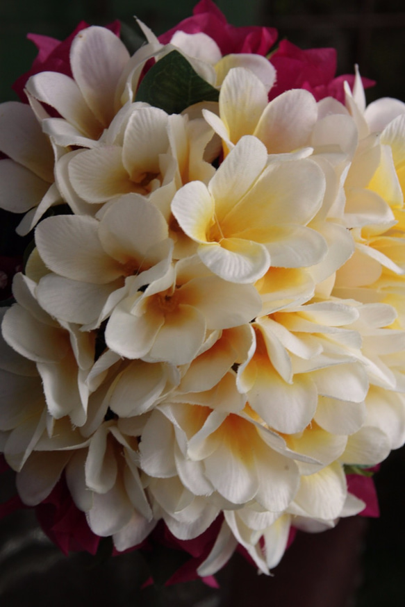 ウェディングブーケ｜アートフラワー（造花）ラウンド　プルメリア ブーゲンビリア　ホワイト×ピンク　 2枚目の画像