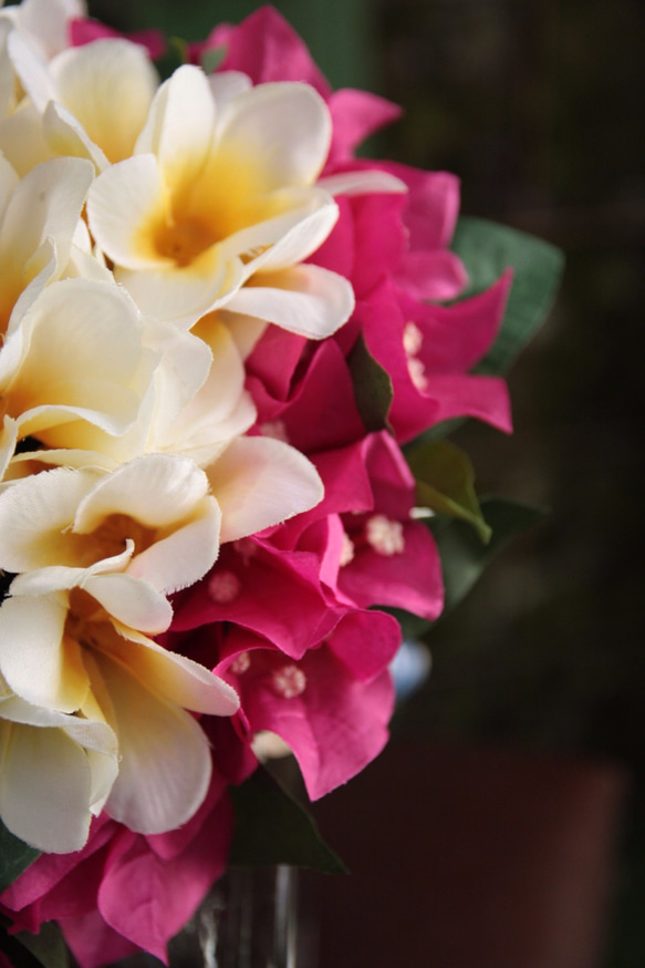 ウェディングブーケ｜アートフラワー（造花）ラウンド　プルメリア ブーゲンビリア　ホワイト×ピンク　 3枚目の画像