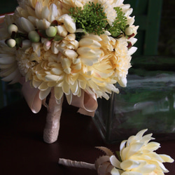 ウェディングブーケ｜アートフラワー（造花）のラウンドブーケ　ベージュ　マム ベリー 1枚目の画像