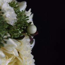 ウェディングブーケ｜アートフラワー（造花）のラウンドブーケ　ベージュ　マム ベリー 3枚目の画像