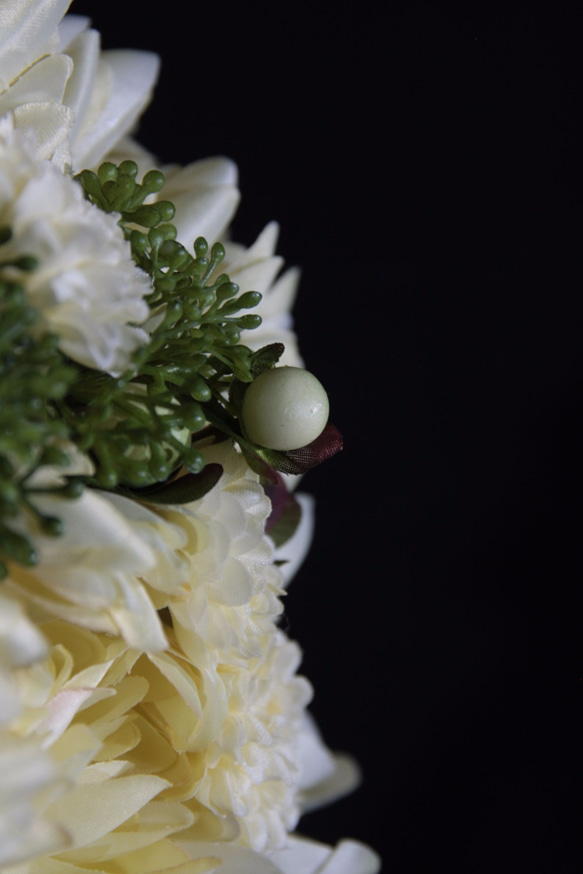 ウェディングブーケ｜アートフラワー（造花）のラウンドブーケ　ベージュ　マム ベリー 3枚目の画像