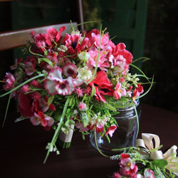 ウェディングブーケ｜アートフラワー（造花）のクラッチブーケ　レッド×ピンク　パンジー ミックス 2枚目の画像