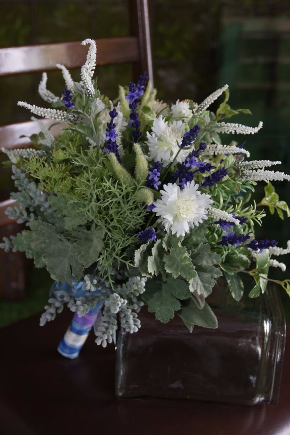 ウェディングブーケ｜アートフラワー（造花）のラウンドブーケ ホワイト×ブルー　ラベンダー ヤグルマソウ ローズマリー 2枚目の画像