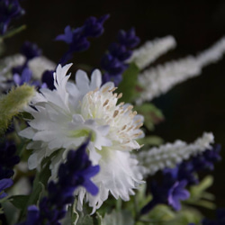 ウェディングブーケ｜アートフラワー（造花）のラウンドブーケ ホワイト×ブルー　ラベンダー ヤグルマソウ ローズマリー 3枚目の画像