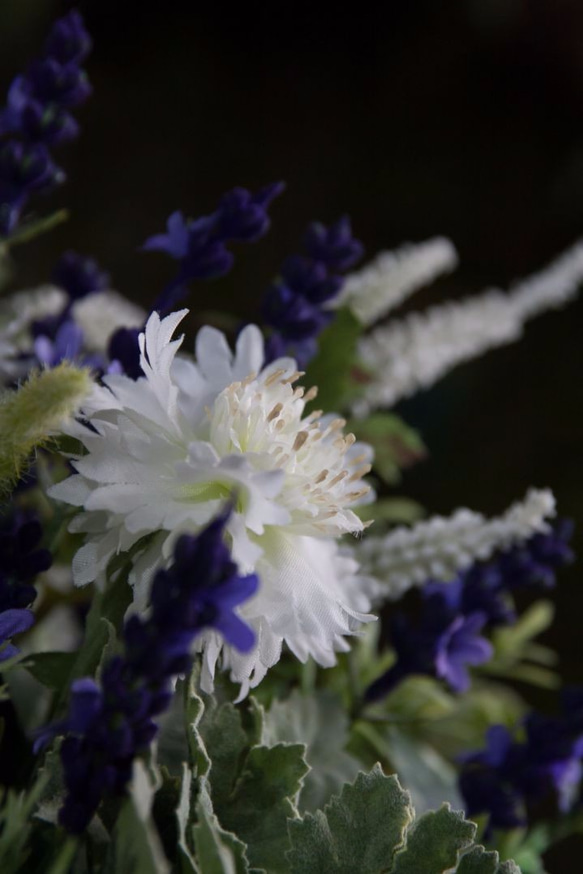 ウェディングブーケ｜アートフラワー（造花）のラウンドブーケ ホワイト×ブルー　ラベンダー ヤグルマソウ ローズマリー 3枚目の画像