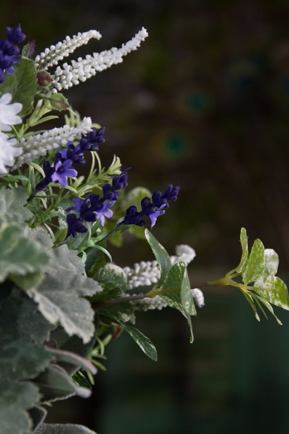 ウェディングブーケ｜アートフラワー（造花）のラウンドブーケ ホワイト×ブルー　ラベンダー ヤグルマソウ ローズマリー 4枚目の画像