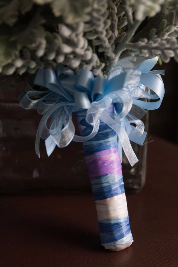 ウェディングブーケ｜アートフラワー（造花）のラウンドブーケ ホワイト×ブルー　ラベンダー ヤグルマソウ ローズマリー 5枚目の画像