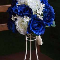 造花ウェディングブーケ ｜ラウンド　ホワイト×ブルー　ローズ　ブバルディア 5枚目の画像