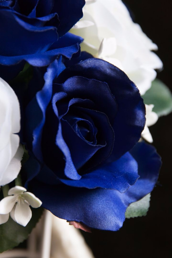 造花ウェディングブーケ ｜ラウンド　ホワイト×ブルー　ローズ　ブバルディア 8枚目の画像
