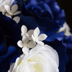 造花ウェディングブーケ ｜ラウンド　ホワイト×ブルー　ローズ　ブバルディア 9枚目の画像