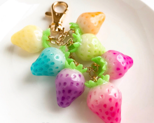 RUKURUKU/虹といちごとシマエナガ　蓄光　オルゴナイトキーホルダー レジンシマエナガキーホルダー✨オルゴナイト✨球体✨ - メルカリ