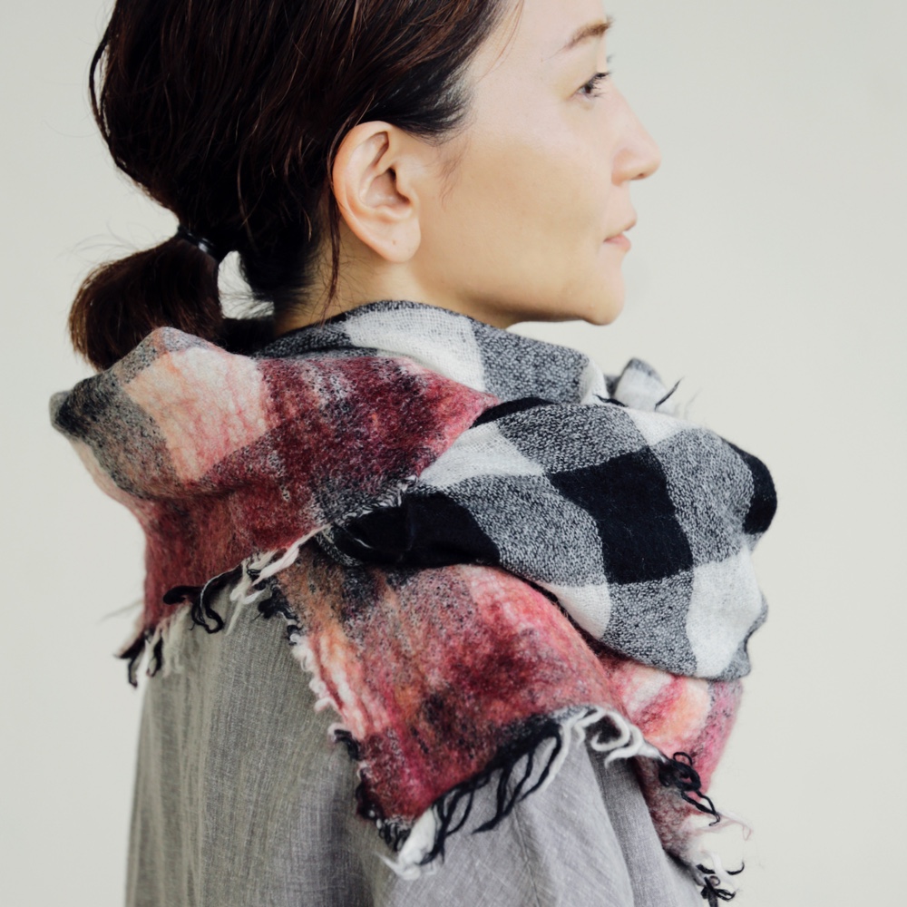 新定番にしたい、コンパクトなウールストールブロックチェック/レッド〇旅のお供に、エアコン対策にも【砂浜】