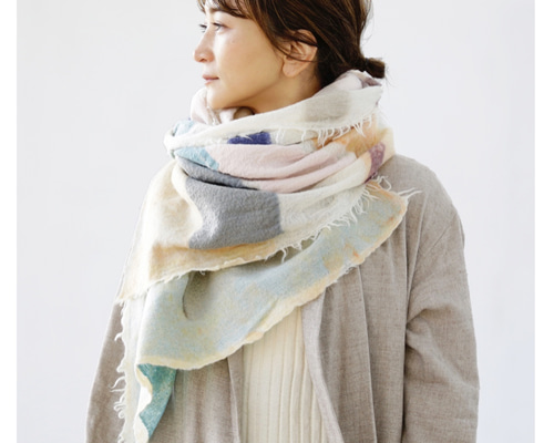 DM起用》ミルキーカラーで春先まで活躍、ウールガーゼ大判ストール巻き