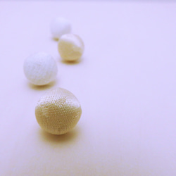 シルクパールピアス／ノンホールピアス（イヤリング）真珠色 正絹の小粒ピアス 一粒の贈り物 プチギフトに♪ 1枚目の画像