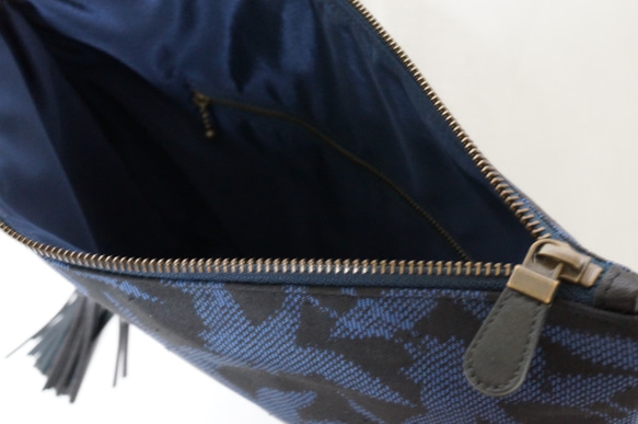 【希少】日本の伝統織物×レザーとのコラボ クラッチバック（ネイビー）、革タッセル付き 5枚目の画像