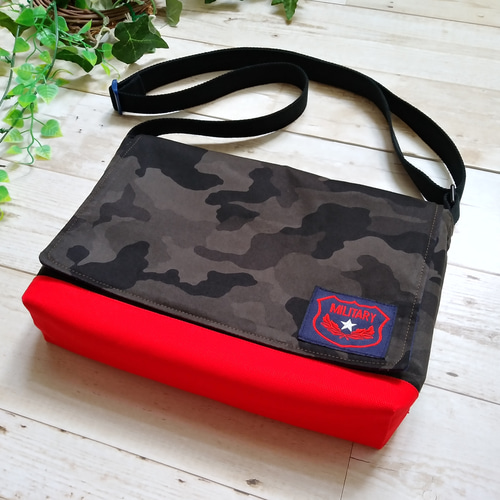 男の子用☆通園バッグ(ショルダーバッグ・斜め掛けバッグ)☆ふた付き  