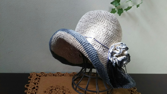 麻で編んだ  麦わら帽子(ベージュ＆ブルーグレー) 2枚目の画像