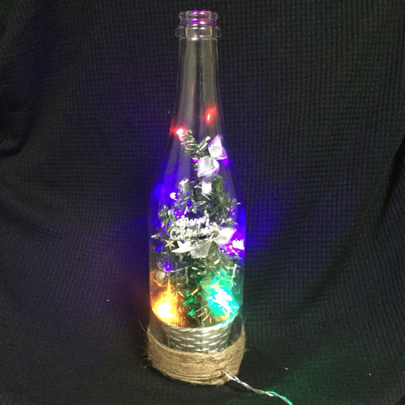 ワインボトルに入ったクリスマスツリー 1枚目の画像