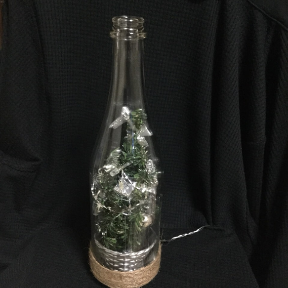 ワインボトルに入ったクリスマスツリー 4枚目の画像