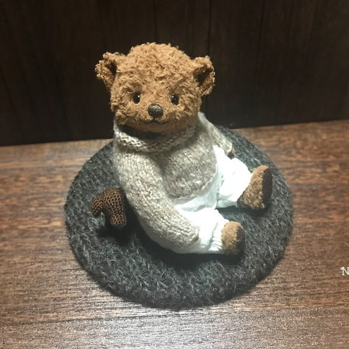 テディベア ビスコース ロールネックセーターに犬のあみぐるみ