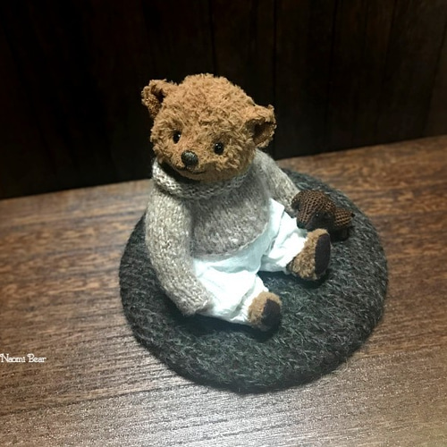 テディベア ビスコース ロールネックセーターに犬のあみぐるみ