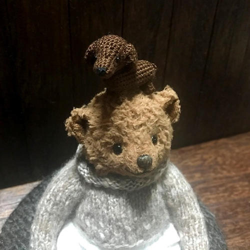 テディベア ビスコース ロールネックセーターに犬のあみぐるみ