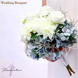 [送料無料] 白×グレイッシュブルーのウェディングブーケ  造花 バラ ブートニア付き バラ かわいい プレ花嫁 結婚式 2枚目の画像