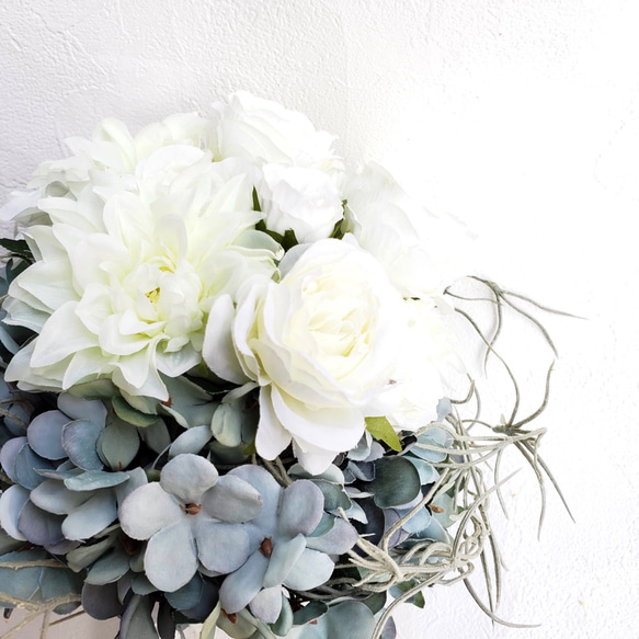 [送料無料] 白×グレイッシュブルーのウェディングブーケ  造花 バラ ブートニア付き バラ かわいい プレ花嫁 結婚式 6枚目の画像