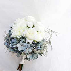 [送料無料] 白×グレイッシュブルーのウェディングブーケ  造花 バラ ブートニア付き バラ かわいい プレ花嫁 結婚式 8枚目の画像
