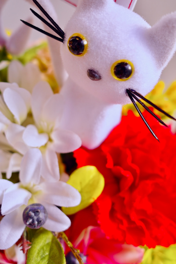 ［ 遅れてごめんね母の日ギフト ] 白猫ちゃんとお花いっぱいアレンジメント 造花 置き物 インテリア ママ 5枚目の画像