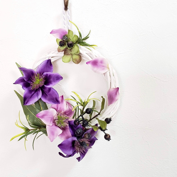 母の日ギフトにおすすめ［ 送料無料 ] 2色クレマチスのミニリース 18×20cm 造花 ドアリース リース 飾り 1枚目の画像