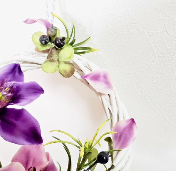 母の日ギフトにおすすめ［ 送料無料 ] 2色クレマチスのミニリース 18×20cm 造花 ドアリース リース 飾り 7枚目の画像