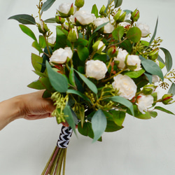 ミニバラとユーカリのナチュラルブーケ 造花 ウェディングブーケ ブーケ ブートニアセット 造花 プレ花嫁 白 グリーン 6枚目の画像