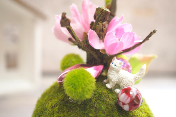 桜の木の下の白猫ちゃん　フェイク苔玉アレンジ 2枚目の画像