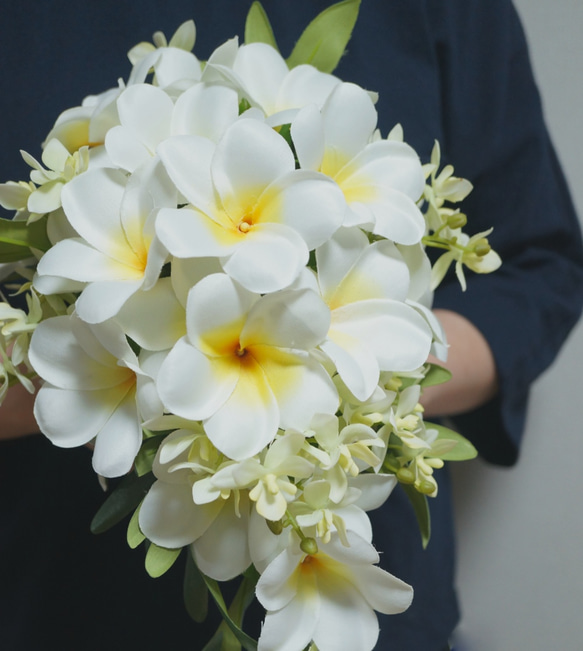 雞蛋花和迷你蘭花半層疊花束（人造花）胸花套裝 第6張的照片