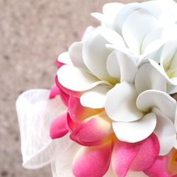 免費送貨純白色和深粉紅色的雞蛋花花束（人造花） 第4張的照片