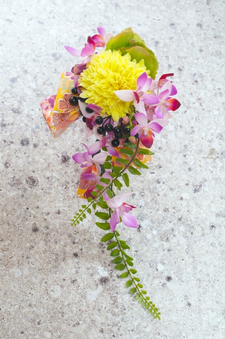 和装用黄マムと黒実のハンドレット（造花）