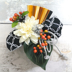 日式布風扇花束【白色大麗花和實物的黑絲帶】人造花 第1張的照片