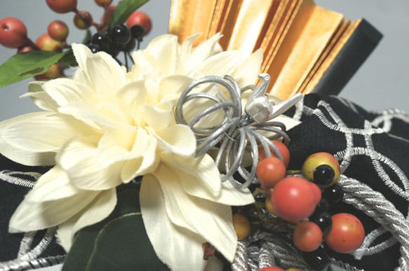 日式布風扇花束【白色大麗花和實物的黑絲帶】人造花 第3張的照片