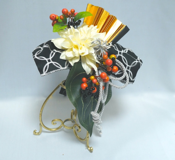 日式布風扇花束【白色大麗花和實物的黑絲帶】人造花 第4張的照片