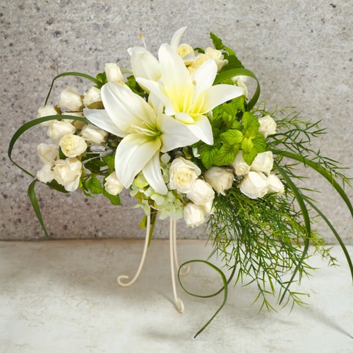 白ユリとバラのクレッセントブーケ 捧花 HanaSakie 的作品 4372466｜Creema