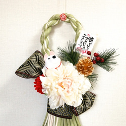 ☆残り1点☆お手玉ワンコとクリーム芍薬のお正月しめ縄飾り 3枚目の画像