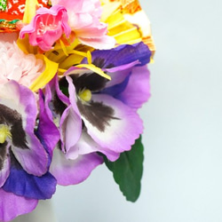 櫻花和小雞節日瓶插花的三色堇（紫色三色堇） 第3張的照片