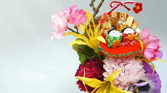 桜とパンジーの雛祭り花瓶アレンジ（紫パンジー） 4枚目の画像
