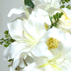 [訂購後的工作創作]層疊的白百合和白玫瑰花束 第4張的照片