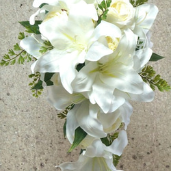 [訂購後的工作創作]層疊的白百合和白玫瑰花束 第8張的照片