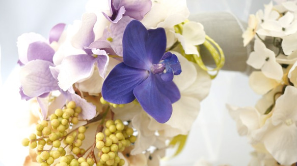繡球花充滿了繡球花和胸花（人造花）為六月新娘的新娘 第5張的照片