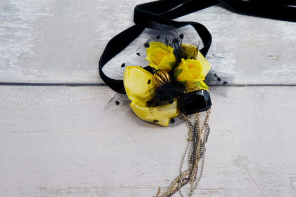 黄色ミニローズと黒水玉チュールのリスレット 2枚目の画像